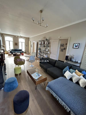 Maison - 290 m² - 8 pièces