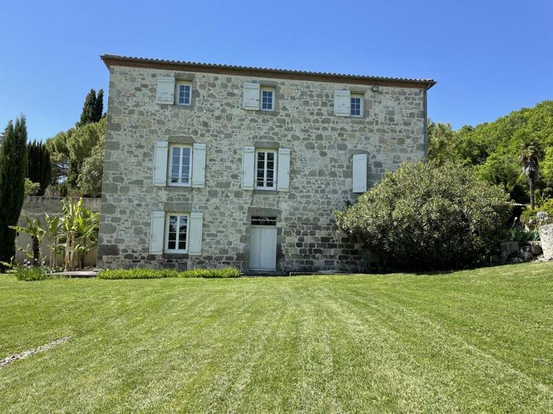 Maison - 254 m² - 7 pièces