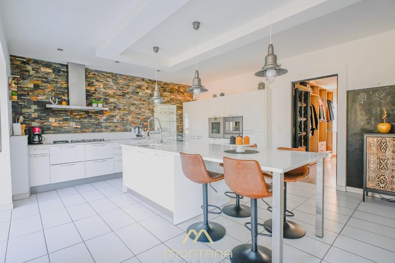 Maison - 260 m² - 5 pièces