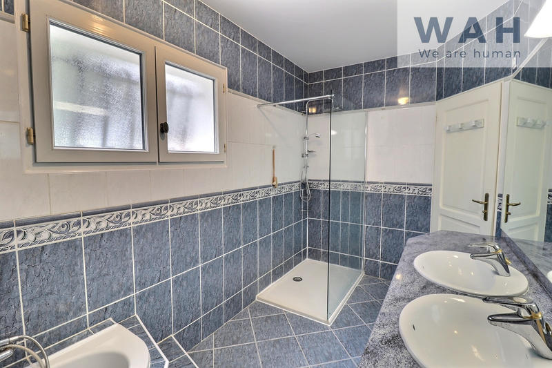 Maison - 205 m² - 7 pièces