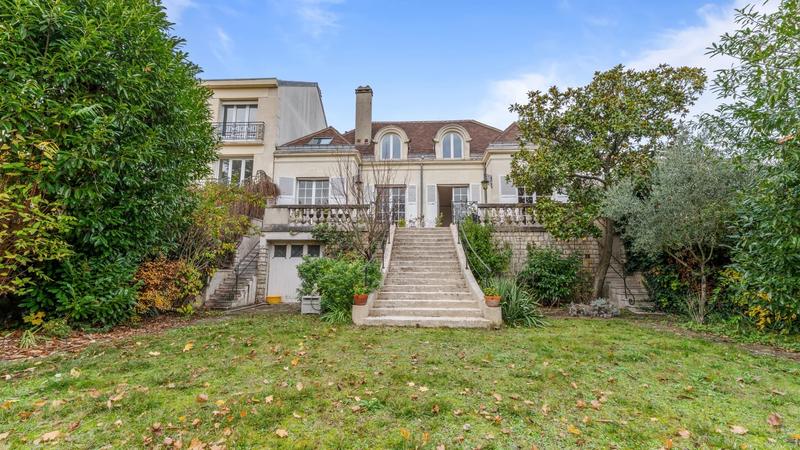 Maison - 330 m² - 9 pièces