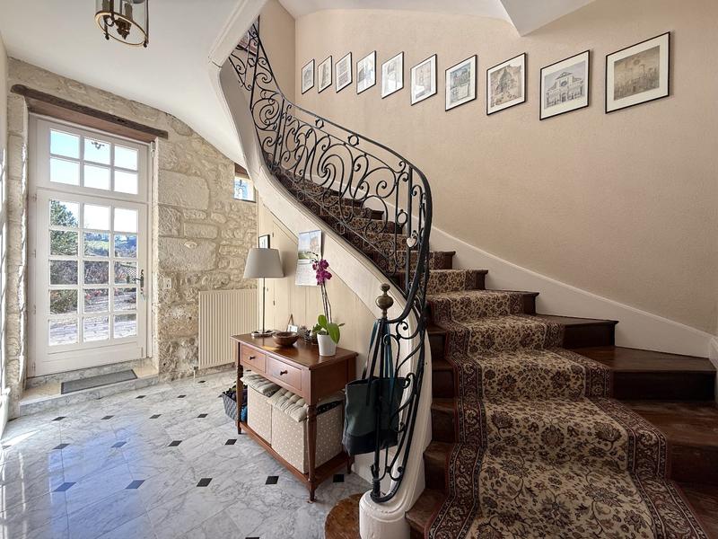 Maison - 238 m² - 7 pièces