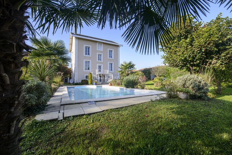 Maison - 200 m² - 8 pièces