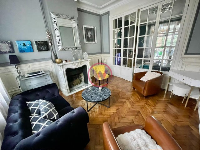 Maison - 207 m² - 9 pièces