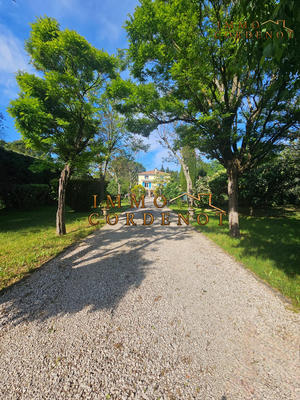 Maison traditionnelle - 237 m² - 9 pièces