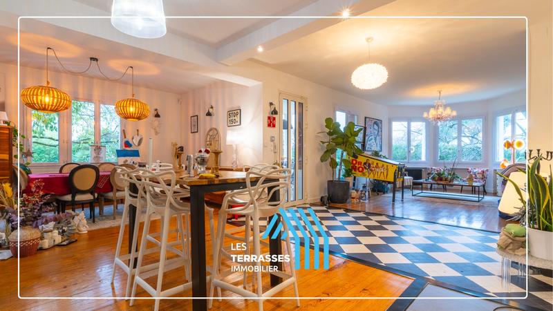 Maison - 280 m² - 9 pièces