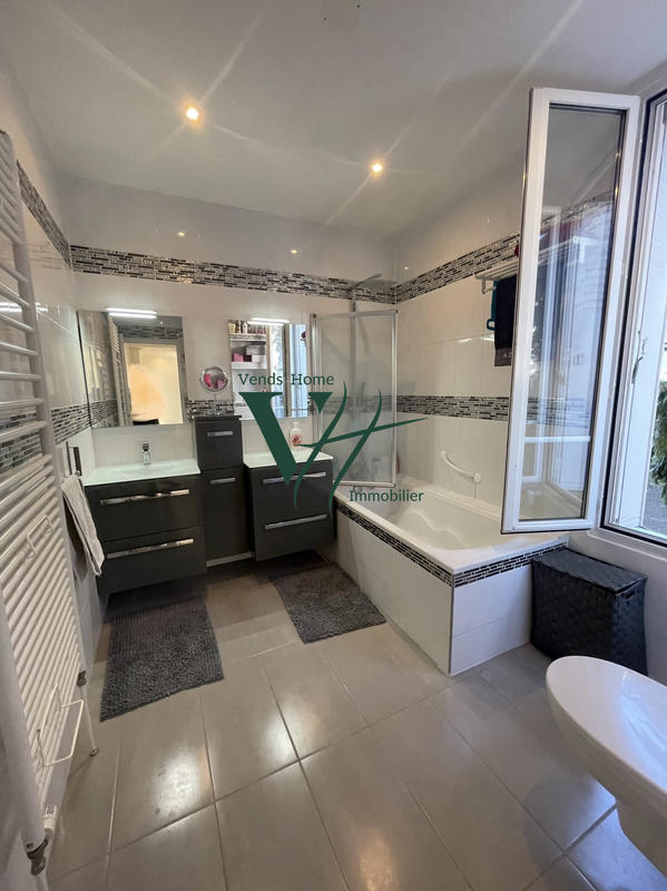 Maison traditionnelle - 147 m² - 9 pièces