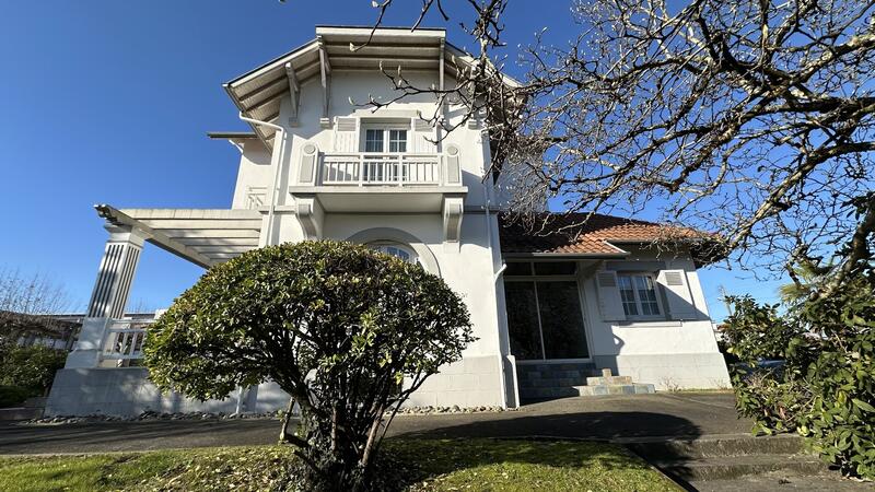 Maison - 203 m² - 7 pièces