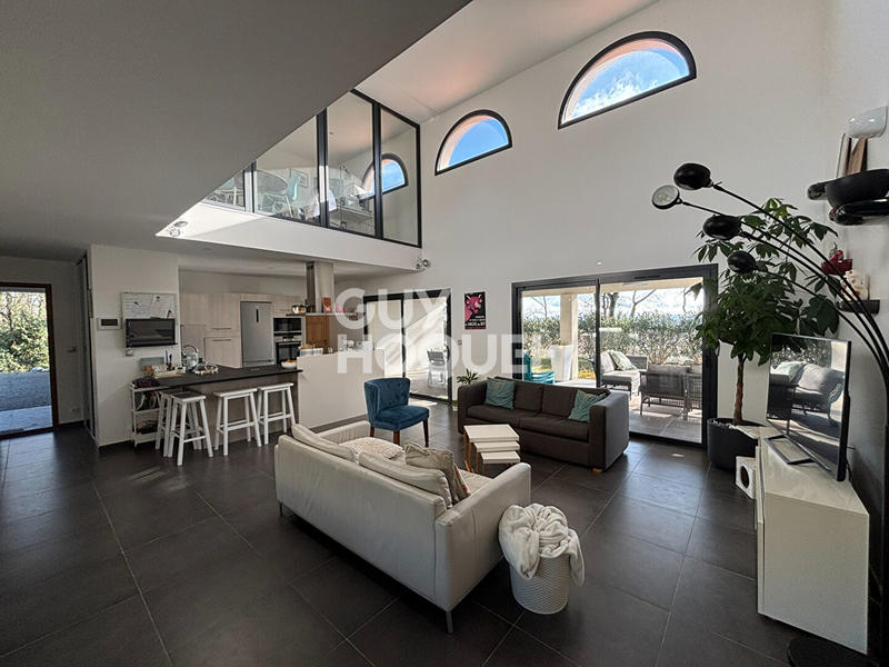 Maison - 251 m² - 8 pièces