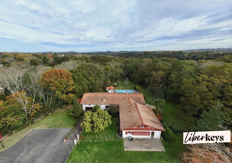 Maison - 330 m² - 12 pièces