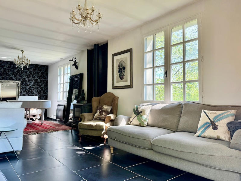 Maison - 211 m² - 8 pièces