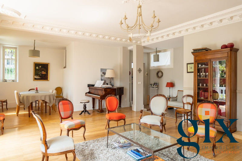 Maison - 266 m² - 8 pièces