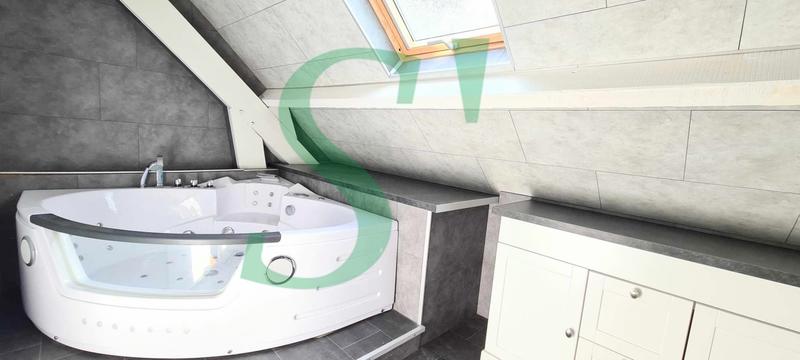 Maison - 233 m² - 7 pièces