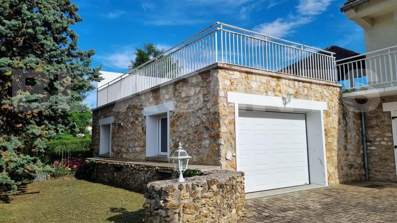 Maison - 295 m² - 9 pièces