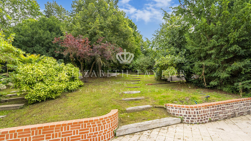 Propriété - 851 m² - 14 pièces