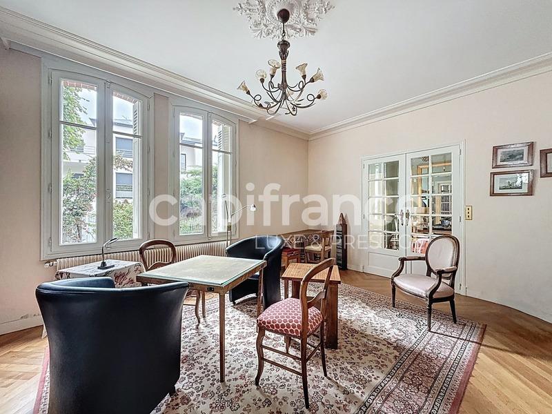 Maison - 305 m² - 9 pièces