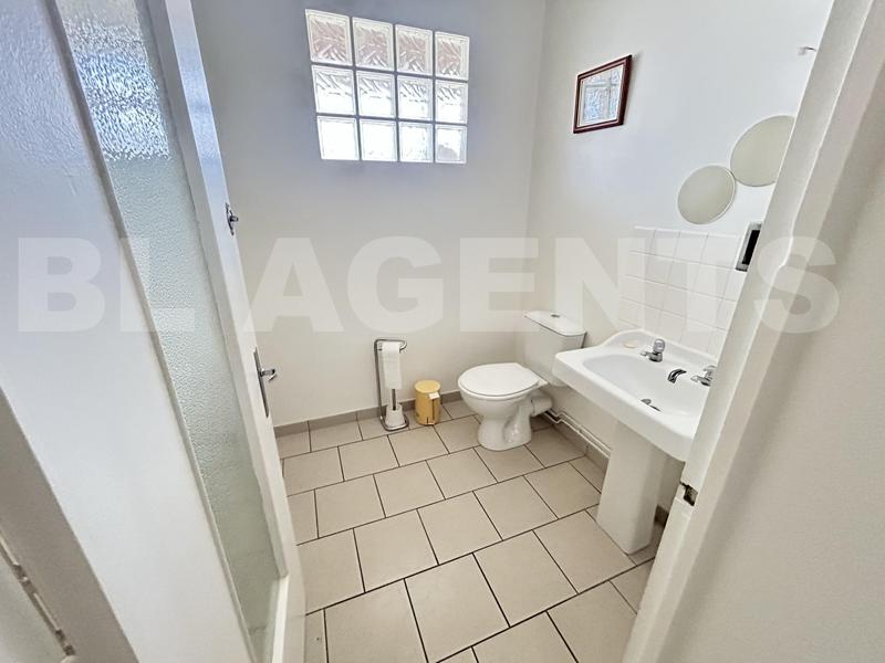 Entrepôt - 130 m² - 6 pièces