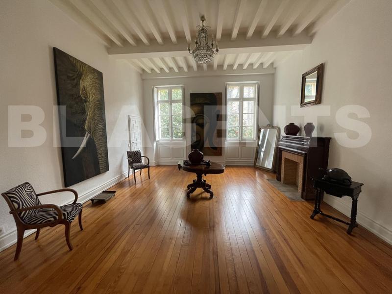 Maison de maîtres - 331 m² - 9 pièces