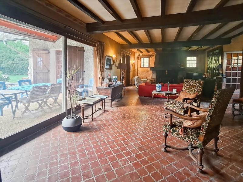 Maison - 325 m² - 11 pièces