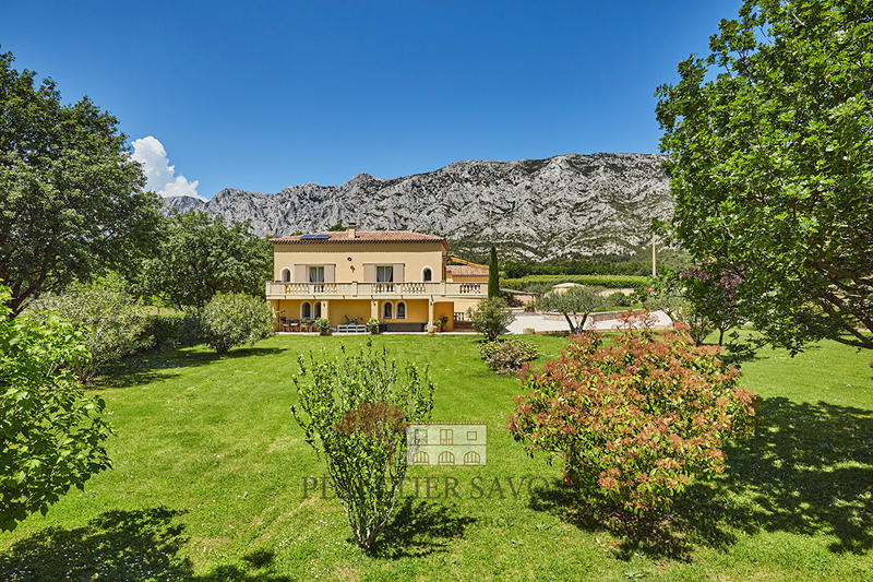 Maison - 220 m² - 7 pièces