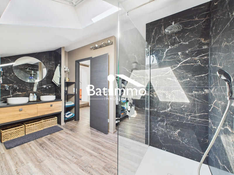 Maison - 245 m² - 8 pièces