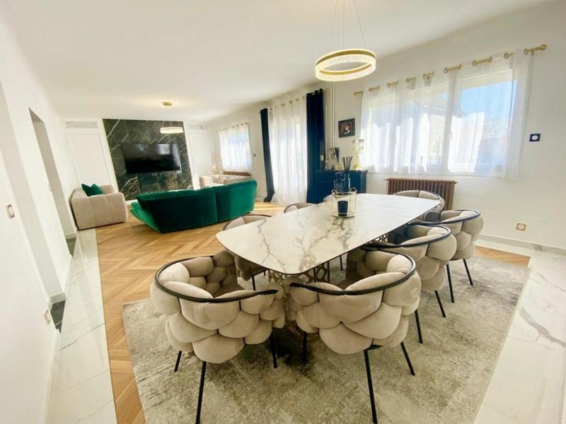 Maison - 230 m² - 7 pièces