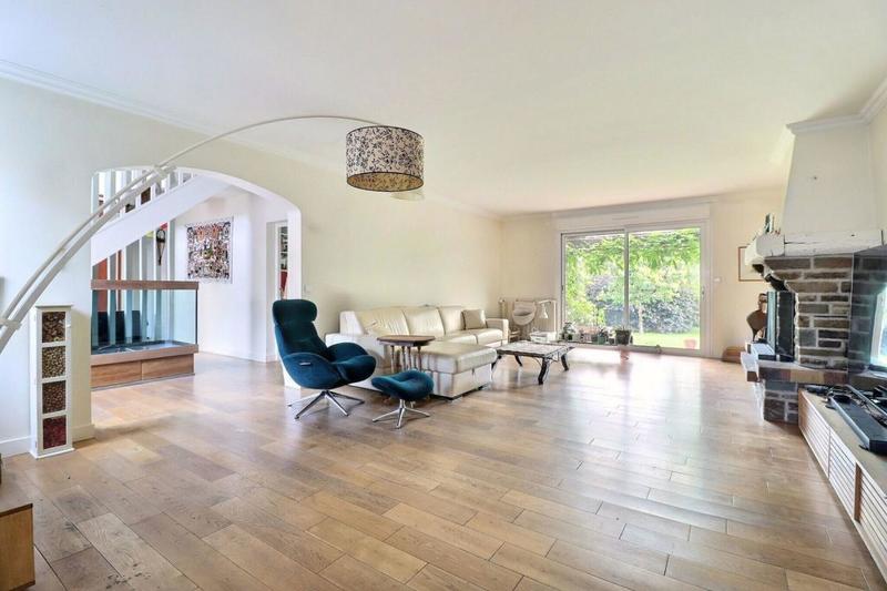 Maison - 241 m² - 8 pièces