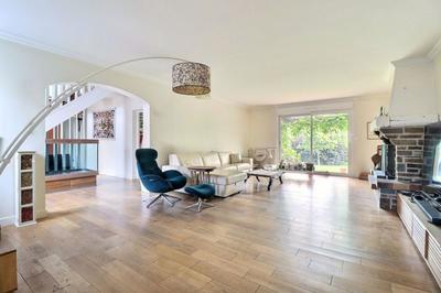 Maison - 241 m² - 8 pièces