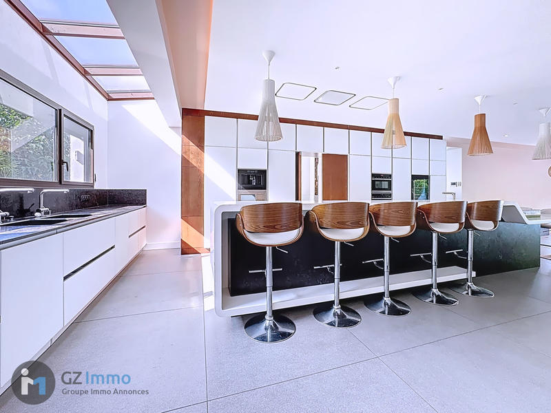 Maison - 942 m² - 9 pièces