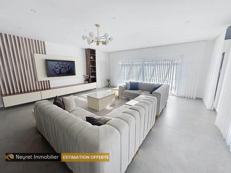 Maison - 237 m² - 9 pièces