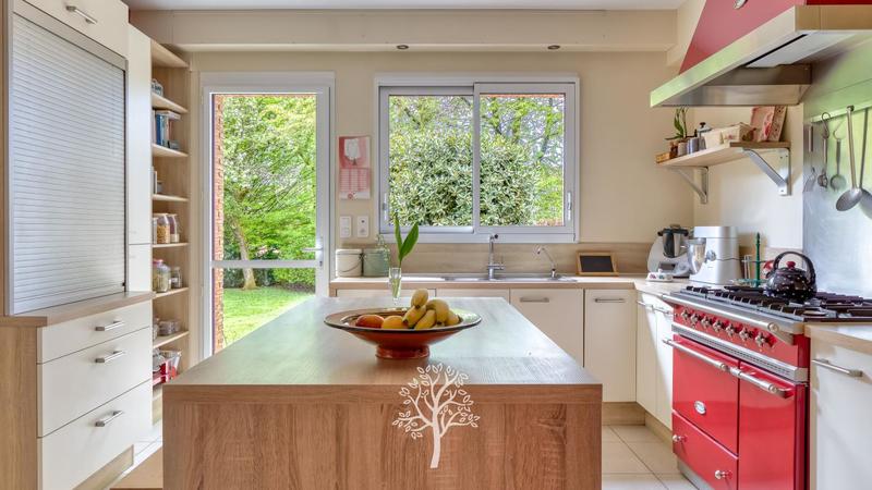 Maison - 325 m² - 7 pièces