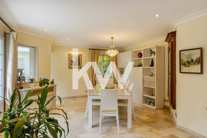 Maison - 218 m² - 7 pièces