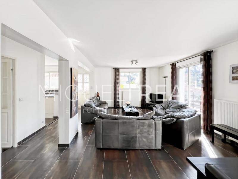 Maison - 214 m² - 8 pièces