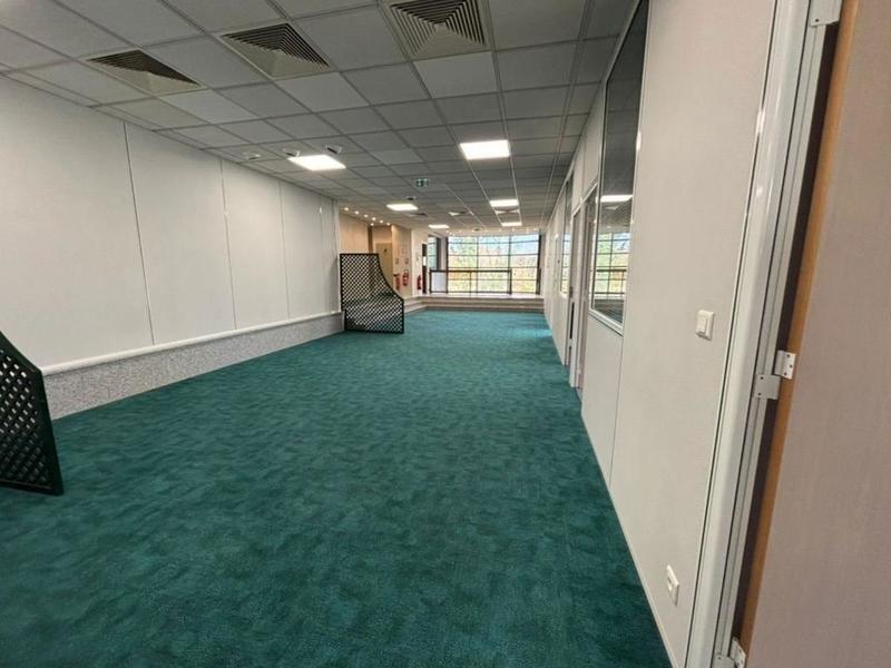 Bureau - 1 500 m²
