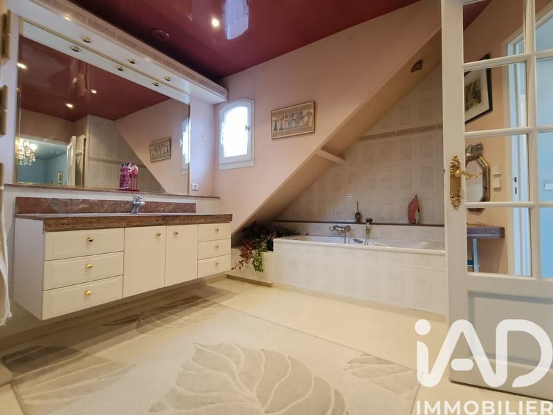 Maison - 219 m² - 10 pièces