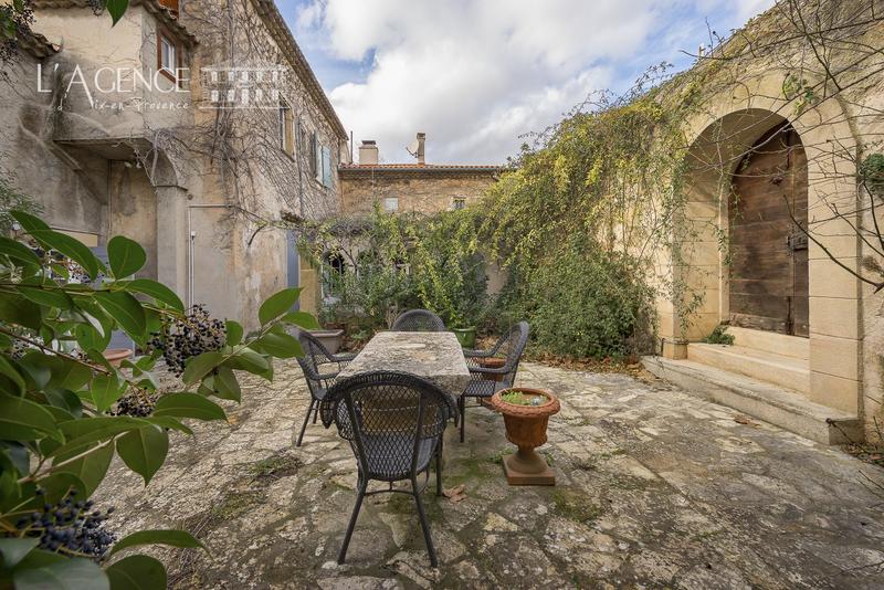 Maison - 1 100 m² - 18 pièces