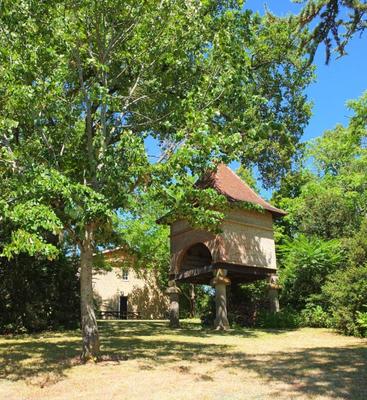 Maison - 1 122 m² - 22 pièces