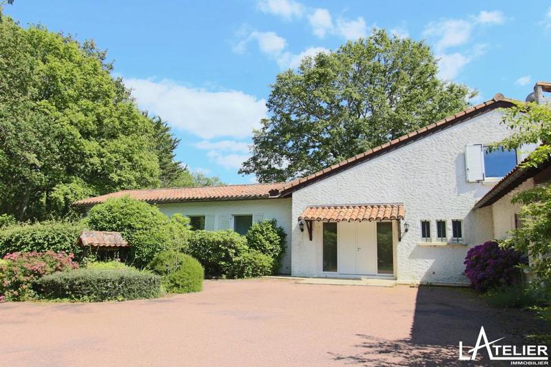 Propriété - 290 m² - 8 pièces
