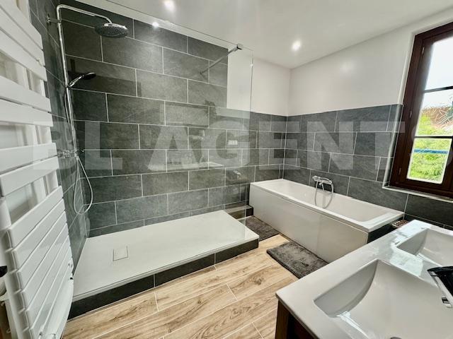 Maison - 337 m² - 8 pièces