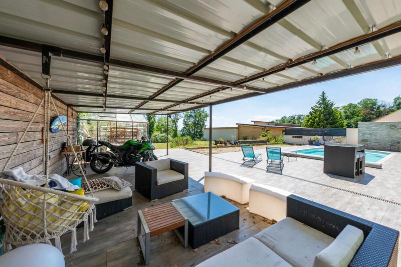 Maison - 239 m² - 12 pièces