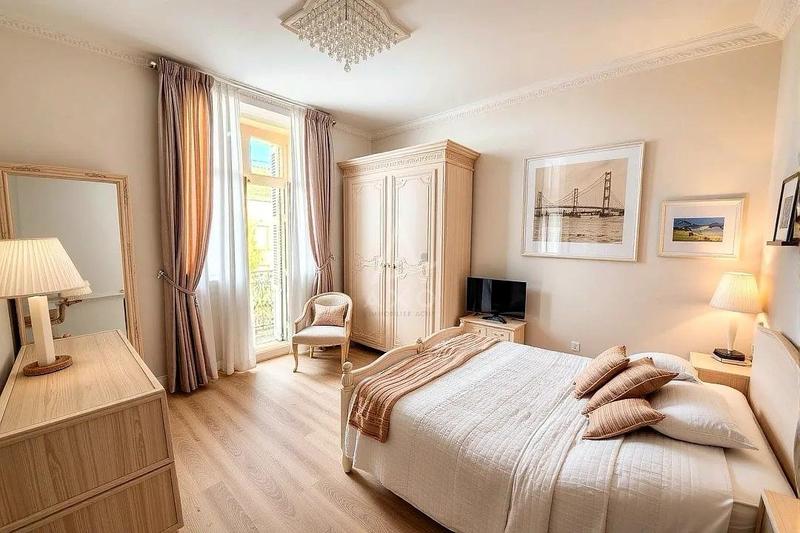 Maison - 331 m² - 11 pièces