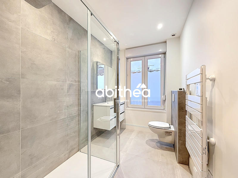 Maison - 205 m² - 9 pièces