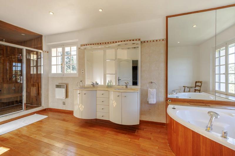 Maison - 401 m² - 9 pièces