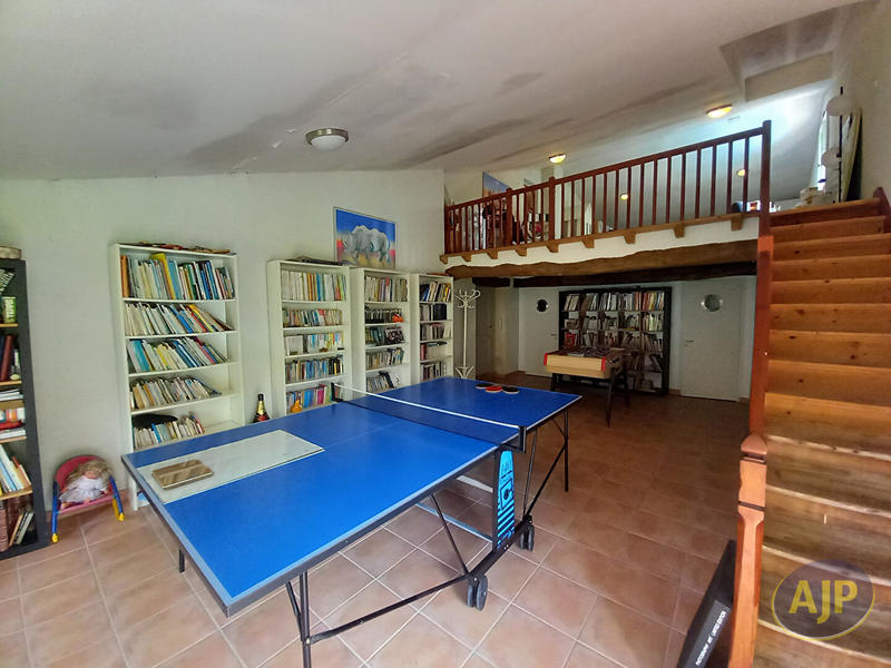 Maison - 407 m² - 9 pièces