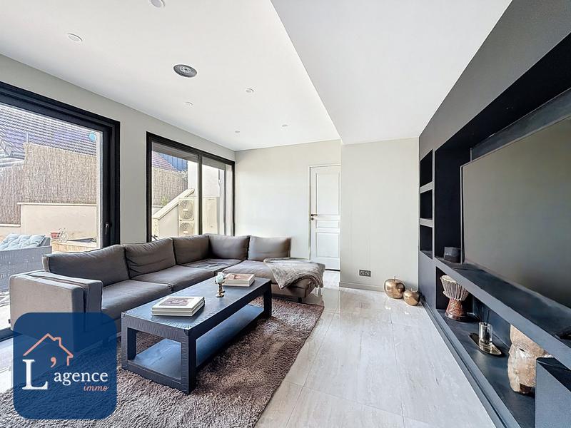 Maison - 202 m² - 8 pièces