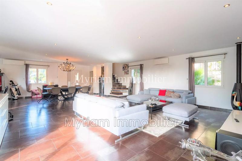 Maison - 220 m² - 5 pièces