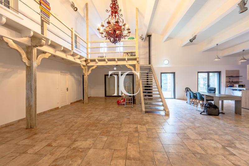 Maison - 241 m² - 8 pièces