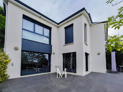 Maison - 202 m² - 8 pièces