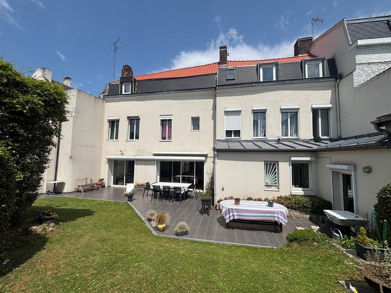 Maison - 219 m² - 9 pièces