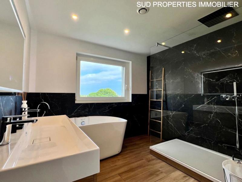 Propriété - 223 m² - 7 pièces